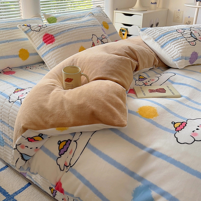 91家纺网 家纺一手货源 找家纺 美梦家纺 2024新款牛奶绒简单款夹棉床盖三件套 乖乖狗