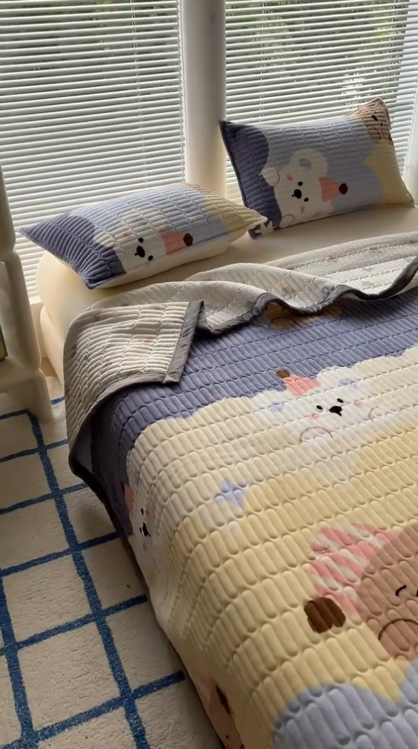 91家纺网 家纺一手货源 找家纺 美梦家纺 2024新款牛奶绒简单款夹棉床盖三件套 萌宝