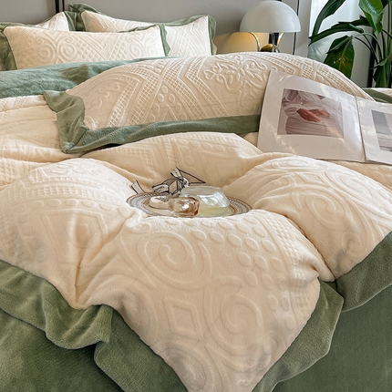 91家纺网 家纺一手货源 找家纺 总绘萱 2025新爆款高密消光宽边拼角雕花牛奶绒四件套双拼纯色