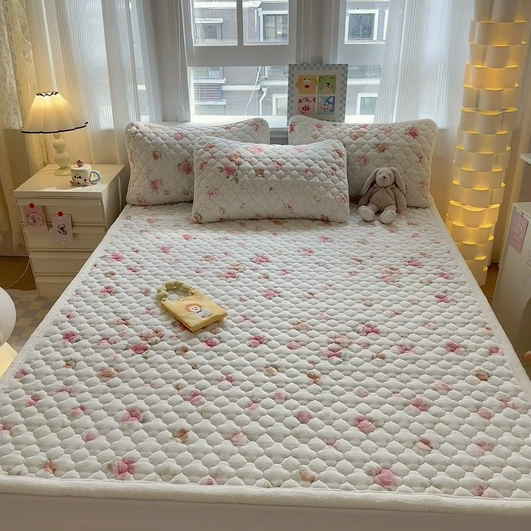 91家纺网 家纺一手货源 找家纺 慕尚家纺 2025牛奶绒床盖床褥被套三件套四件套 床垫-甜美冬日