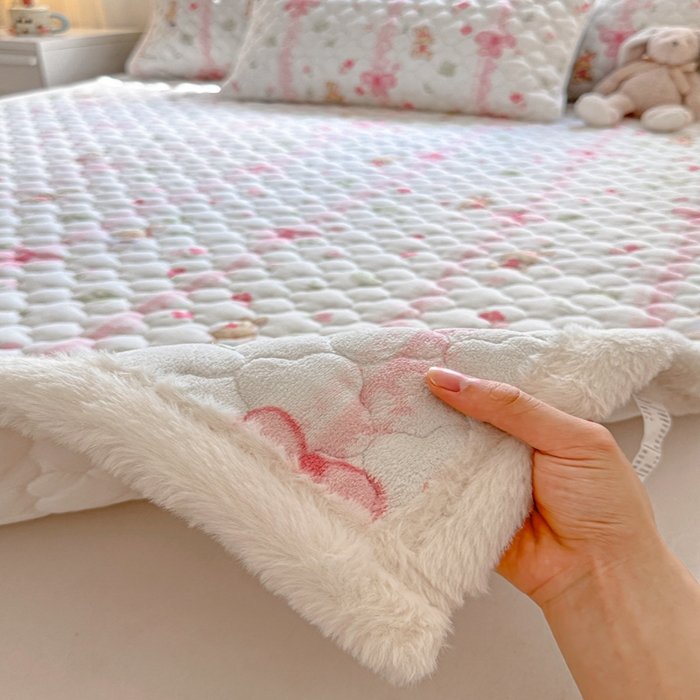 91家纺网 家纺一手货源 找家纺 慕尚家纺 2025牛奶绒床盖床褥被套三件套四件套 床垫-蝴蝶小兔