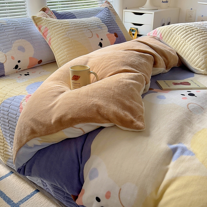 91家纺网 家纺一手货源 找家纺 美梦家纺 2024新款牛奶绒简单款夹棉床盖三件套 萌宝