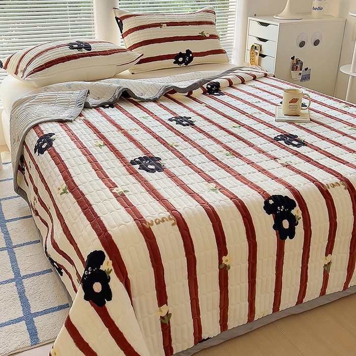 91家纺网 家纺一手货源 找家纺 美梦家纺 2024新款牛奶绒简单款夹棉床盖三件套 哈基米红