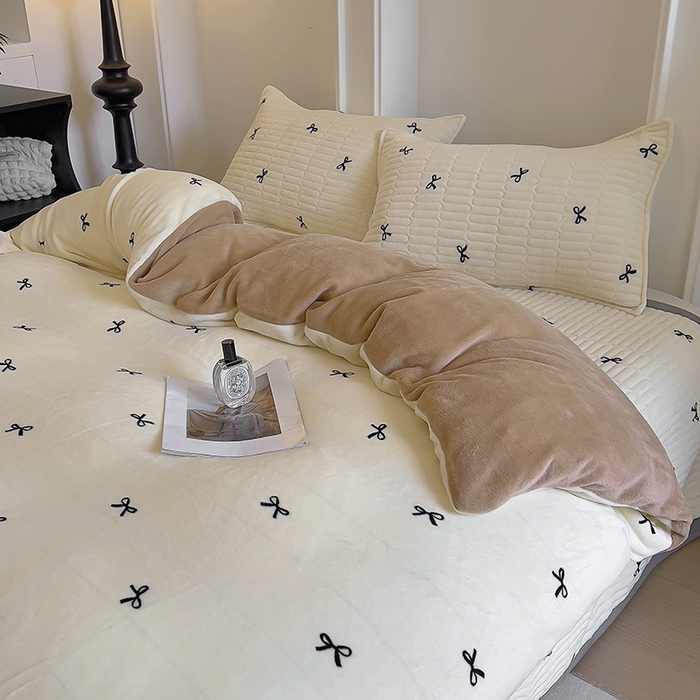 91家纺网 家纺一手货源 找家纺 美梦家纺 2024新款牛奶绒简单款夹棉床盖三件套 蝴蝶结