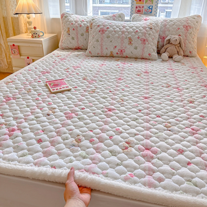 91家纺网 家纺一手货源 找家纺 慕尚家纺 2025牛奶绒床盖床褥被套三件套四件套 床垫-蝴蝶小兔