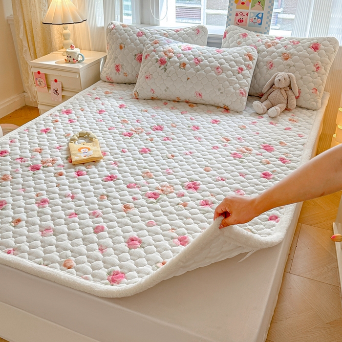 91家纺网 家纺一手货源 找家纺 慕尚家纺 2025牛奶绒床盖床褥被套三件套四件套 床垫-甜美冬日