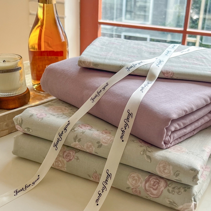 91家纺网 家纺一手货源 找家纺 一比一家纺 2025新款全棉母婴级抗菌有氧全棉双层纱亲肤全棉小清新印花三件套四件套 木槿-紫