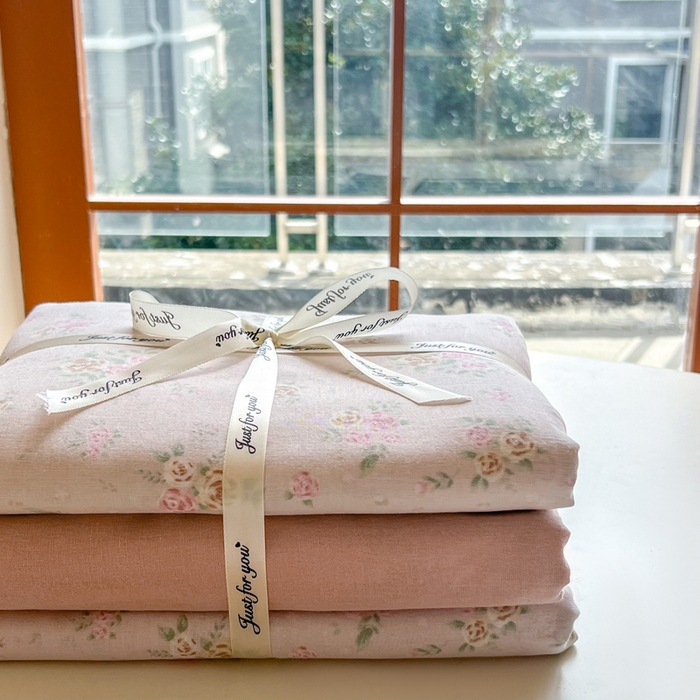 91家纺网 家纺一手货源 找家纺 一比一家纺 2026新款全棉母婴级抗菌有氧全棉双层纱亲肤全棉小清新印花三件套四件套 半岛红茶