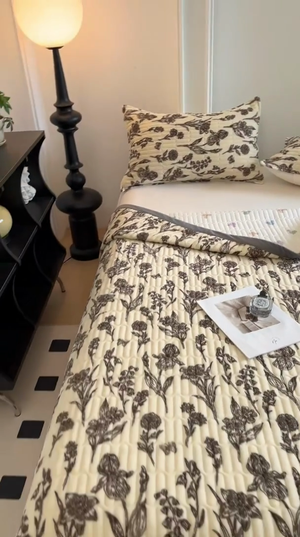 91家纺网 家纺一手货源 找家纺 美梦家纺 2024新款牛奶绒简单款夹棉床盖三件套 艾瑞灰