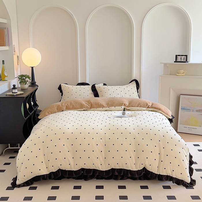 91家纺网 家纺一手货源 找家纺 美梦家纺 2024新款牛奶绒花边款夹棉床盖三件套 花边-波点米