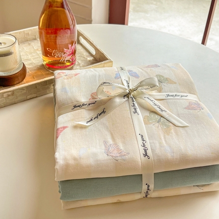 91家纺网 家纺一手货源 找家纺 一比一家纺 2025新款全棉母婴级抗菌有氧全棉双层纱亲肤全棉小清新印花三件套四件套 蝶舞