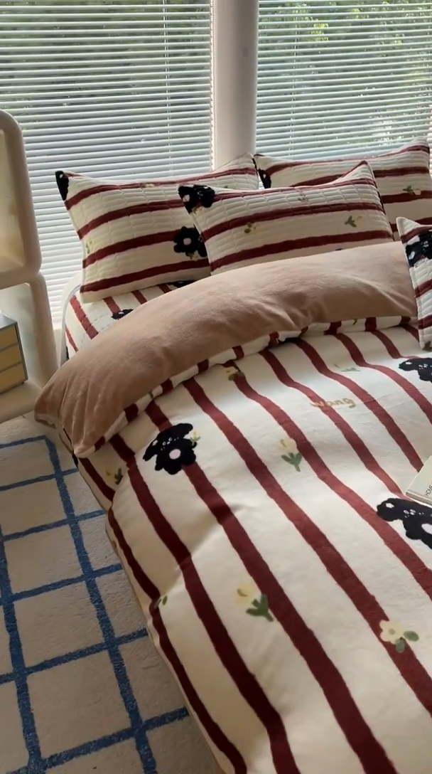 91家纺网 家纺一手货源 找家纺 美梦家纺 2024新款牛奶绒简单款夹棉床盖四件套 哈基米红