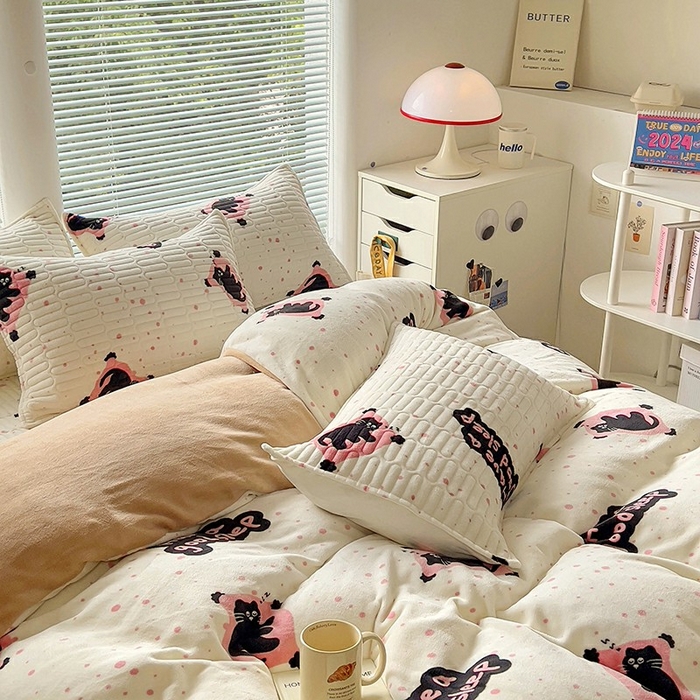 91家纺网 家纺一手货源 找家纺 美梦家纺 2024新款牛奶绒简单款夹棉床盖四件套 晚安猫