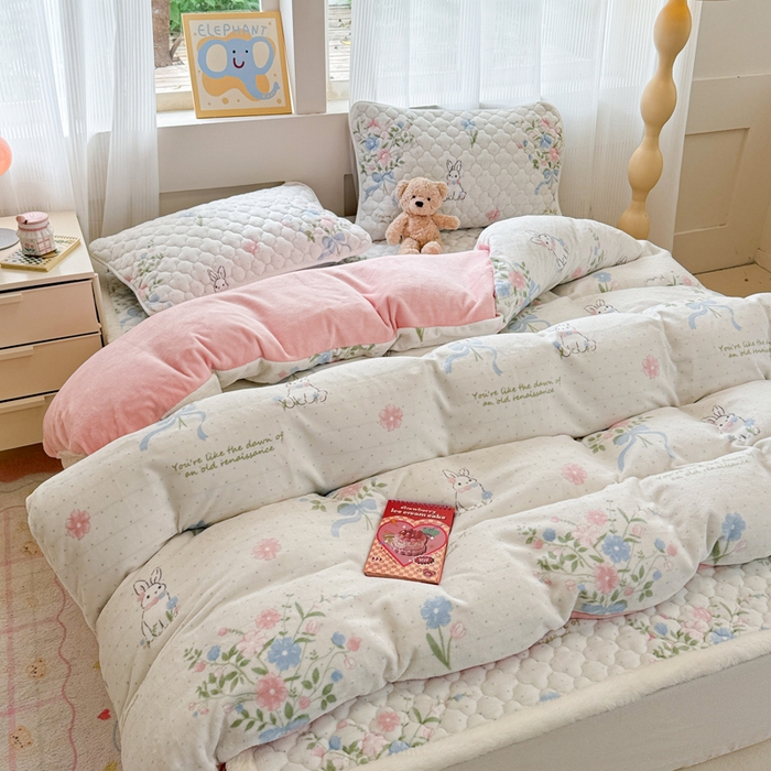 91家纺网 家纺一手货源 找家纺 慕尚家纺 2025牛奶绒床盖床褥被套三件套四件套 床垫-鲜花小兔