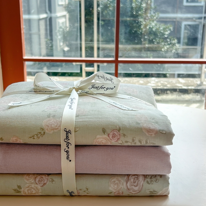 91家纺网 家纺一手货源 找家纺 一比一家纺 2025新款全棉母婴级抗菌有氧全棉双层纱亲肤全棉小清新印花三件套四件套 木槿-紫