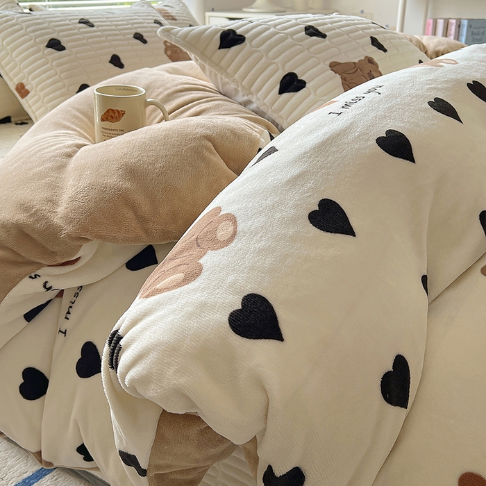 91家纺网 家纺一手货源 找家纺 美梦家纺 2024新款牛奶绒简单款夹棉床盖四件套 乐乐熊