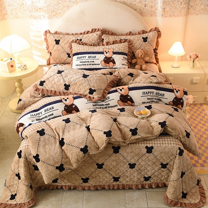 91家纺网 家纺一手货源 找家纺 美达家纺 2025新款牛奶绒印花床盖系列四件套 小熊维尼