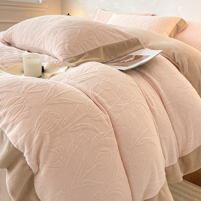 91家纺网 家纺一手货源 找家纺  2024秋冬款9斤重高级感雕花牛奶绒四件套加厚珊瑚绒加绒被套床单床笠床上用品-郁金秘语 白桃色