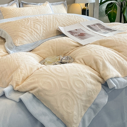 91家纺网 家纺一手货源 找家纺 总绘萱 2025新爆款高密消光宽边拼角雕花牛奶绒四件套双拼纯色