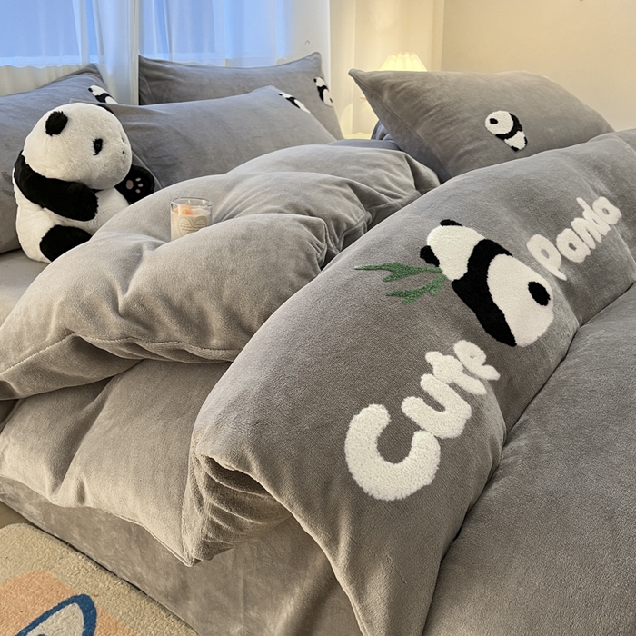 91家纺网 家纺一手货源 找家纺 葡萄家 2024新款卡通牛奶绒毛巾绣可爱熊猫保暖四件套提供买家秀 萌宝牛奶绒-灰