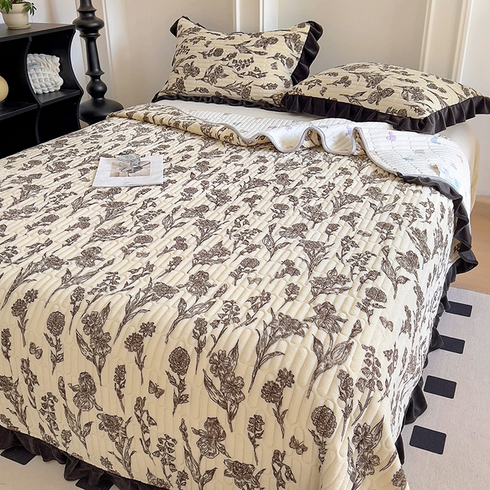 91家纺网 家纺一手货源 找家纺 美梦家纺 2024新款牛奶绒花边款夹棉床盖三件套 花边-艾瑞灰