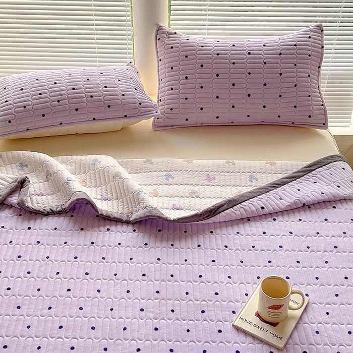 91家纺网 家纺一手货源 找家纺 美梦家纺 2024新款牛奶绒简单款夹棉床盖三件套 波点紫