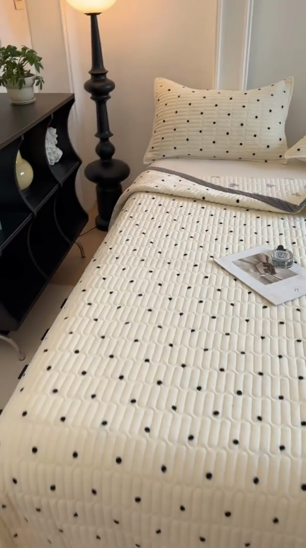 91家纺网 家纺一手货源 找家纺 美梦家纺 2024新款牛奶绒简单款夹棉床盖三件套 波点米