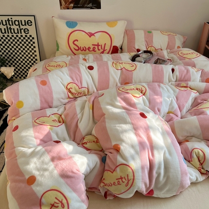 91家纺网 家纺一手货源 找家纺 桃喜 2024新款多巴胺牛奶绒甜酷时尚混搭系列四件套 粉条纹甜心