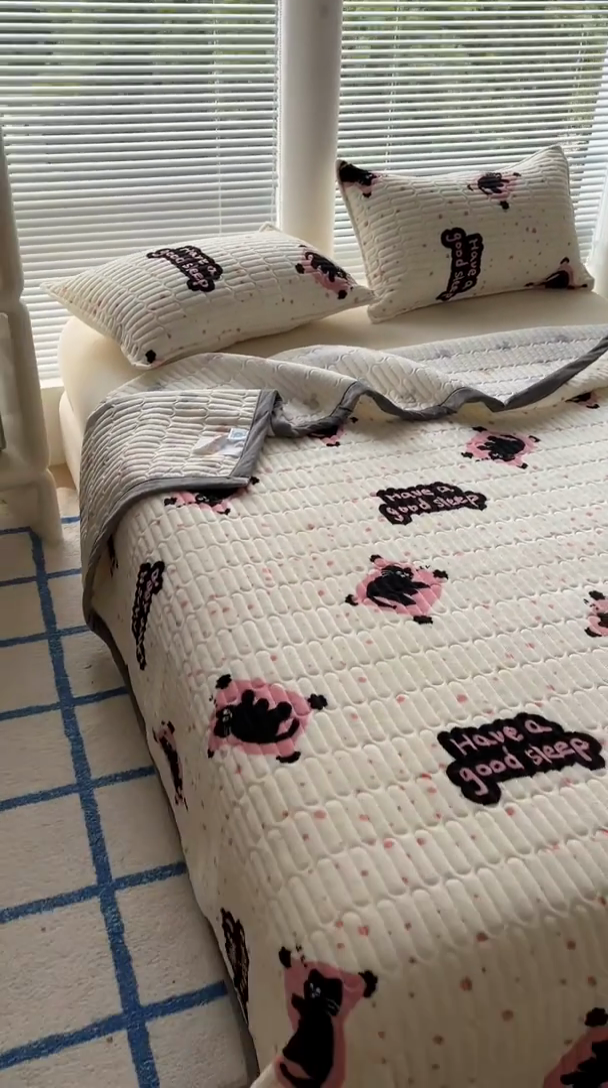 91家纺网 家纺一手货源 找家纺 美梦家纺 2024新款牛奶绒简单款夹棉床盖三件套 晚安猫