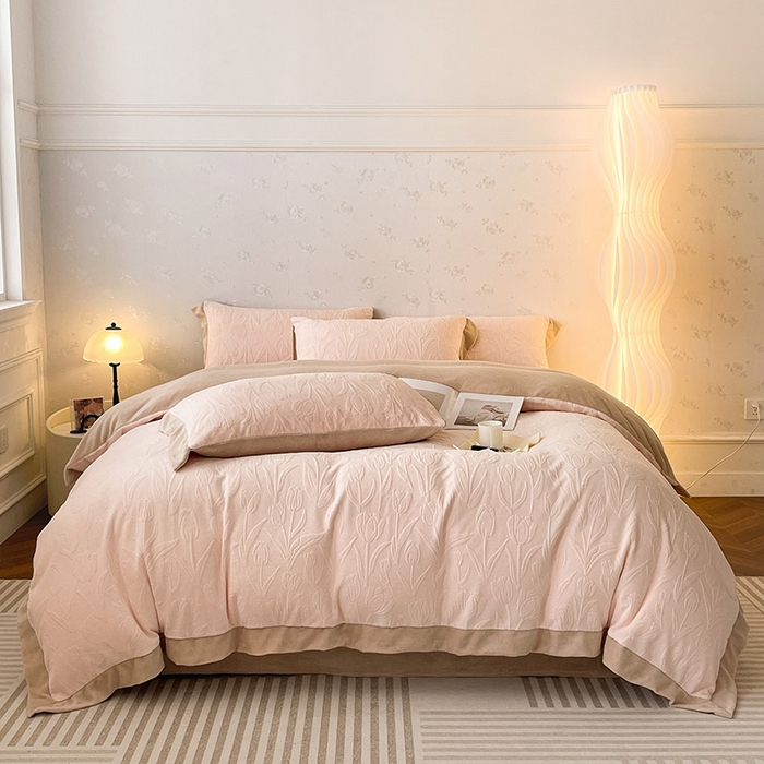 91家纺网 家纺一手货源 找家纺  2024秋冬款9斤重高级感雕花牛奶绒四件套加厚珊瑚绒加绒被套床单床笠床上用品-郁金秘语 白桃色