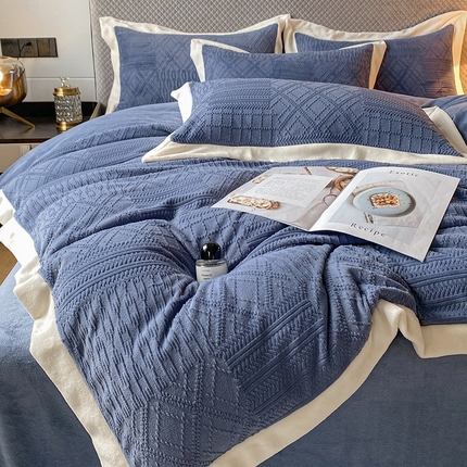 91家纺网 家纺一手货源 找家纺 总绘萱 2025新爆款高密消光宽边拼角雕花牛奶绒四件套双拼纯色