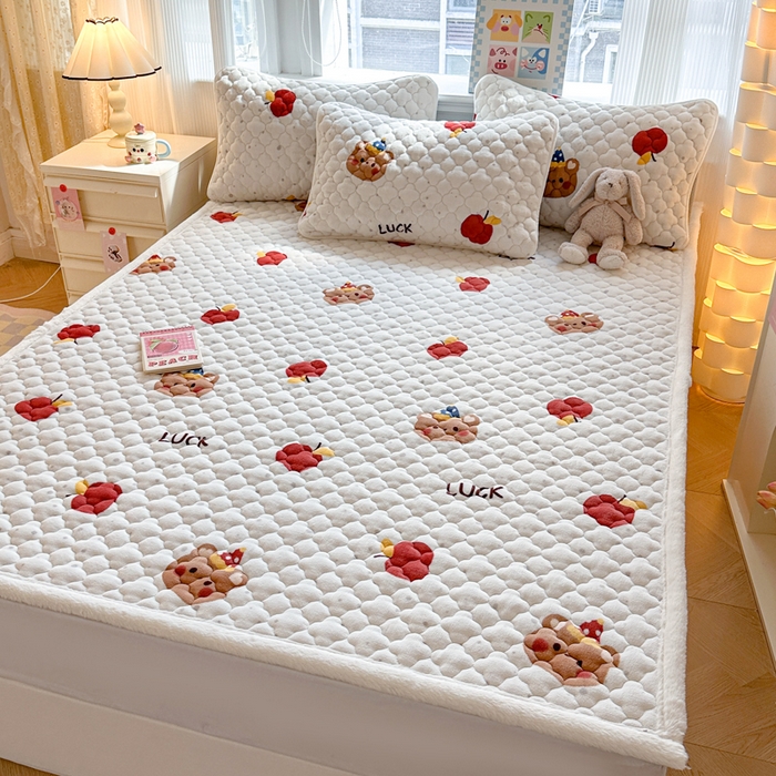 91家纺网 家纺一手货源 找家纺 慕尚家纺 2025牛奶绒床盖床褥被套三件套四件套 床垫-苹果小熊