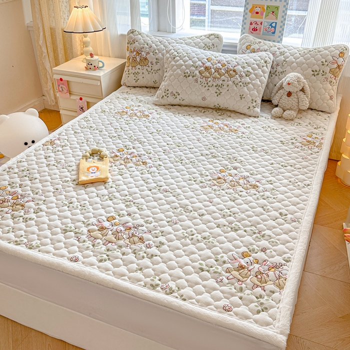 91家纺网 家纺一手货源 找家纺 慕尚家纺 2025牛奶绒床盖床褥被套三件套四件套 床垫-花园兔