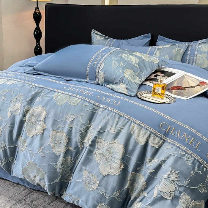 91家纺网 家纺一手货源 找家纺 宅家居 2024新款轻奢拼接亲肤精梳棉磨毛浮雕刺绣四件套-珍妮花房 珍妮花房-宾利蓝