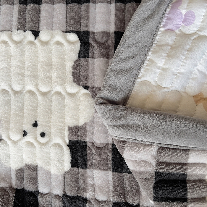 91家纺网 家纺一手货源 找家纺 美梦家纺 2024新款牛奶绒简单款夹棉床盖三件套 精灵熊黑