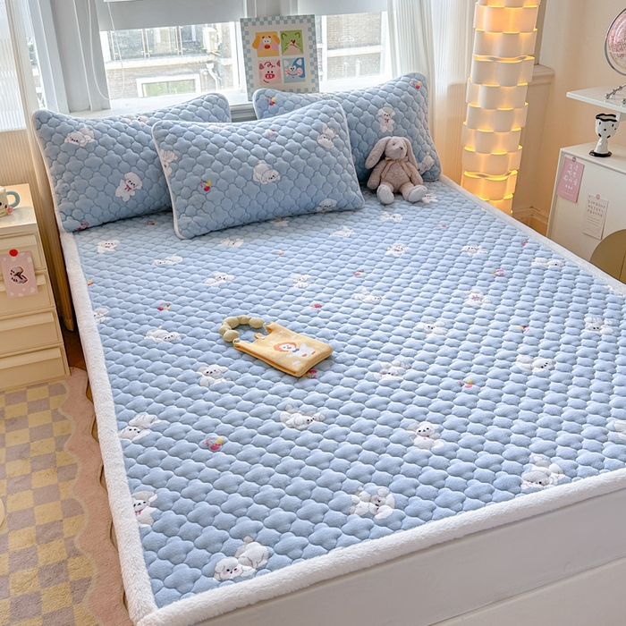 91家纺网 家纺一手货源 找家纺 慕尚家纺 2025牛奶绒床盖床褥被套三件套四件套 床垫-宝贝熊仔