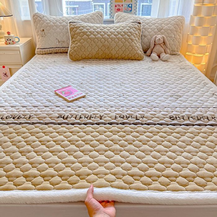 91家纺网 家纺一手货源 找家纺 慕尚家纺 2025牛奶绒床盖床褥被套三件套四件套 床垫-梦蝶