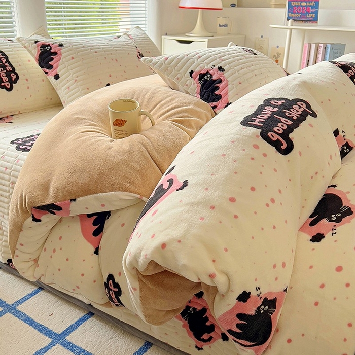 91家纺网 家纺一手货源 找家纺 美梦家纺 2024新款牛奶绒简单款夹棉床盖三件套 晚安猫