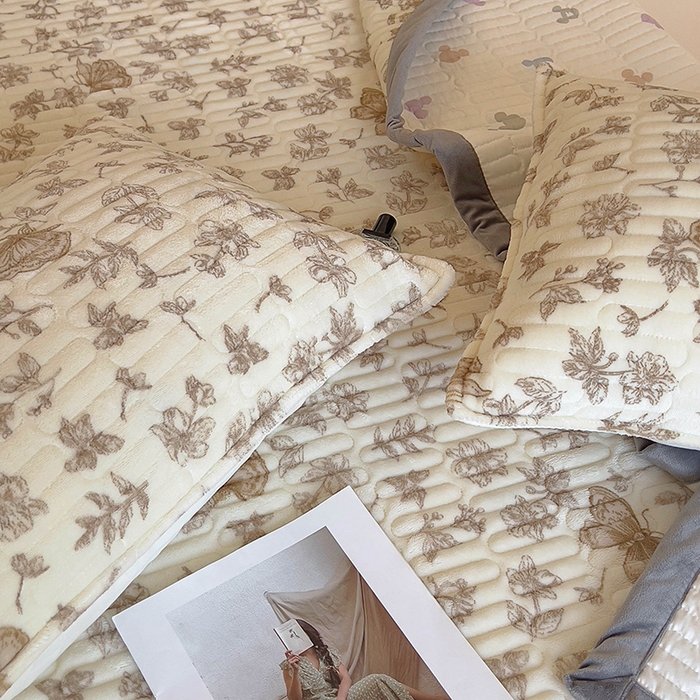 91家纺网 家纺一手货源 找家纺 美梦家纺 2024新款牛奶绒简单款夹棉床盖四件套 蝶舞咖