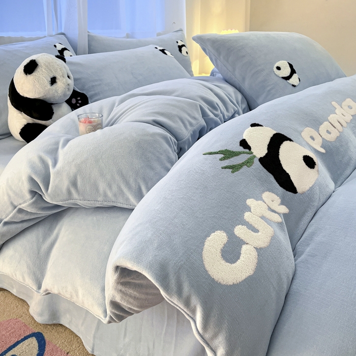 91家纺网 家纺一手货源 找家纺 （总）葡萄家 2024新款卡通牛奶绒毛巾绣可爱熊猫保暖四件套提供买家秀