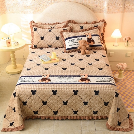 91家纺网 家纺一手货源 找家纺 美达家纺 2025新款牛奶绒印花床盖系列 小熊维尼