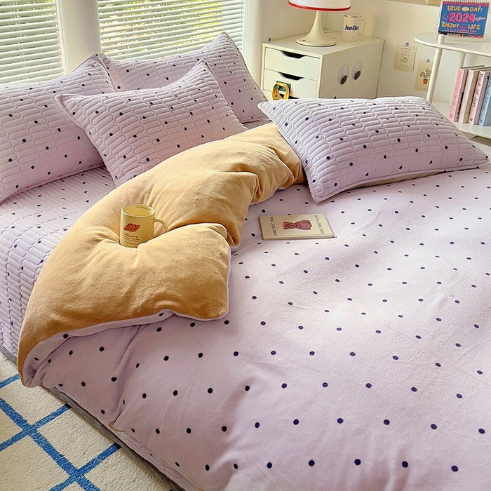 91家纺网 家纺一手货源 找家纺 美梦家纺 2024新款牛奶绒简单款夹棉床盖四件套 波点紫