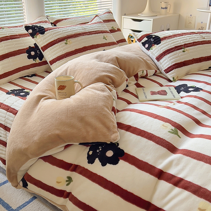 91家纺网 家纺一手货源 找家纺 美梦家纺 2024新款牛奶绒简单款夹棉床盖四件套 哈基米红