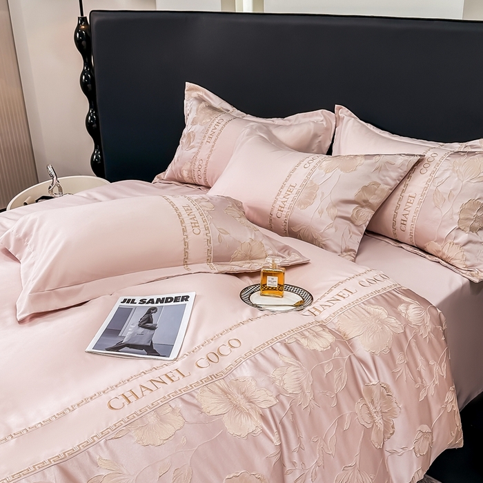 91家纺网 家纺一手货源 找家纺 宅家居 2024新款轻奢拼接亲肤精梳棉磨毛浮雕刺绣四件套-珍妮花房 珍妮花房-粉色