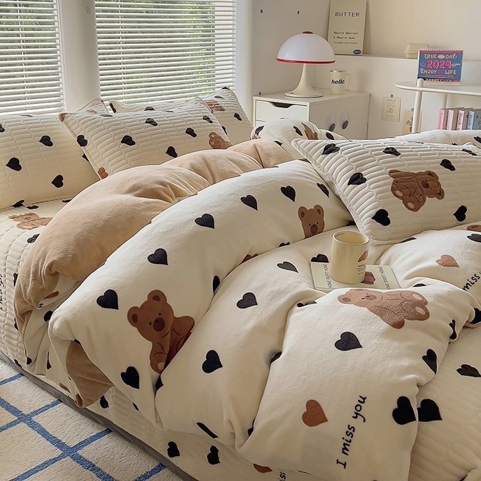 91家纺网 家纺一手货源 找家纺 美梦家纺 2024新款牛奶绒简单款夹棉床盖四件套 乐乐熊