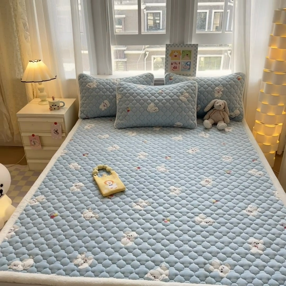 91家纺网 家纺一手货源 找家纺 慕尚家纺 2025牛奶绒床盖床褥被套三件套四件套 床垫-宝贝熊仔