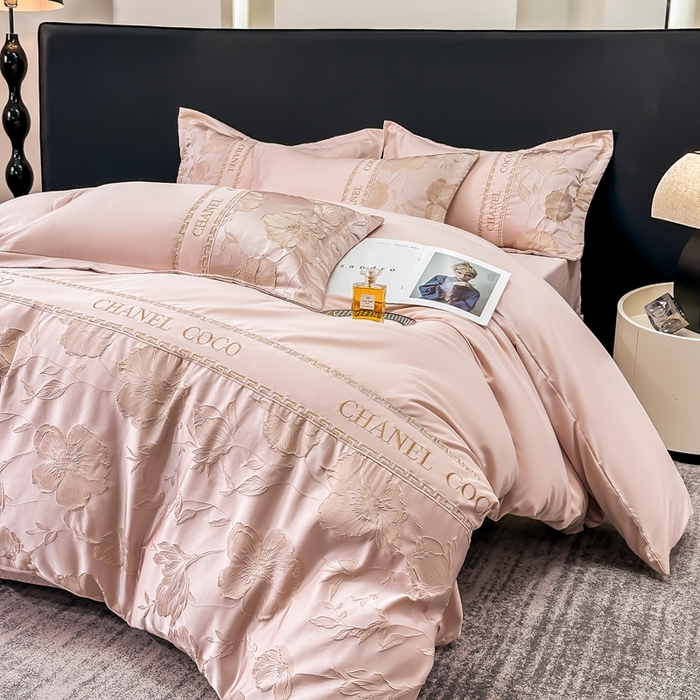 91家纺网 家纺一手货源 找家纺 宅家居 2024新款轻奢拼接亲肤精梳棉磨毛浮雕刺绣四件套-珍妮花房 珍妮花房-粉色