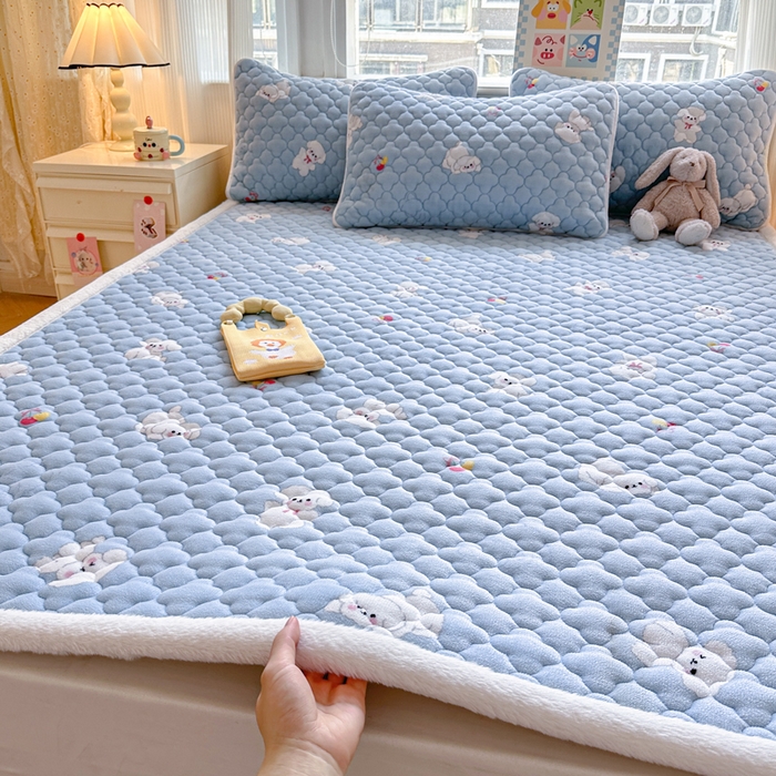 91家纺网 家纺一手货源 找家纺 慕尚家纺 2025牛奶绒床盖床褥被套三件套四件套 床垫-宝贝熊仔