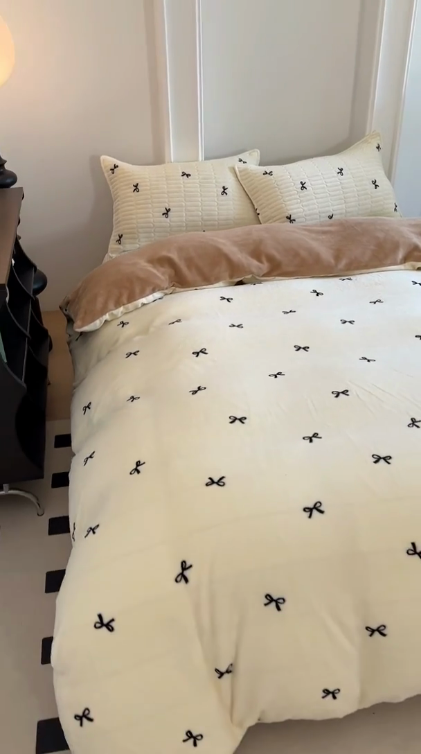 91家纺网 家纺一手货源 找家纺 美梦家纺 2024新款牛奶绒简单款夹棉床盖四件套 蝴蝶结