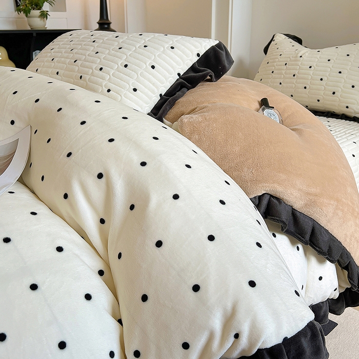 91家纺网 家纺一手货源 找家纺 美梦家纺 2024新款牛奶绒花边款夹棉床盖三件套 花边-波点米